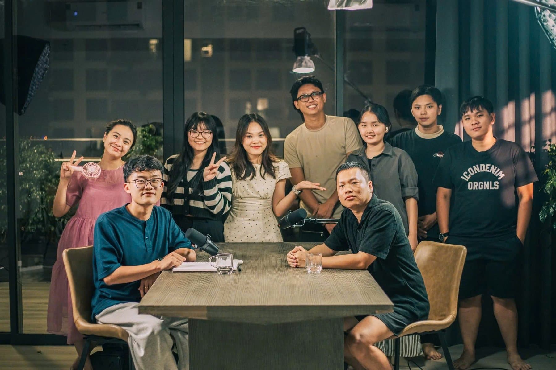 Hồ Lê Thanh Hoàng cùng đội ngũ quanh bàn ghi hình