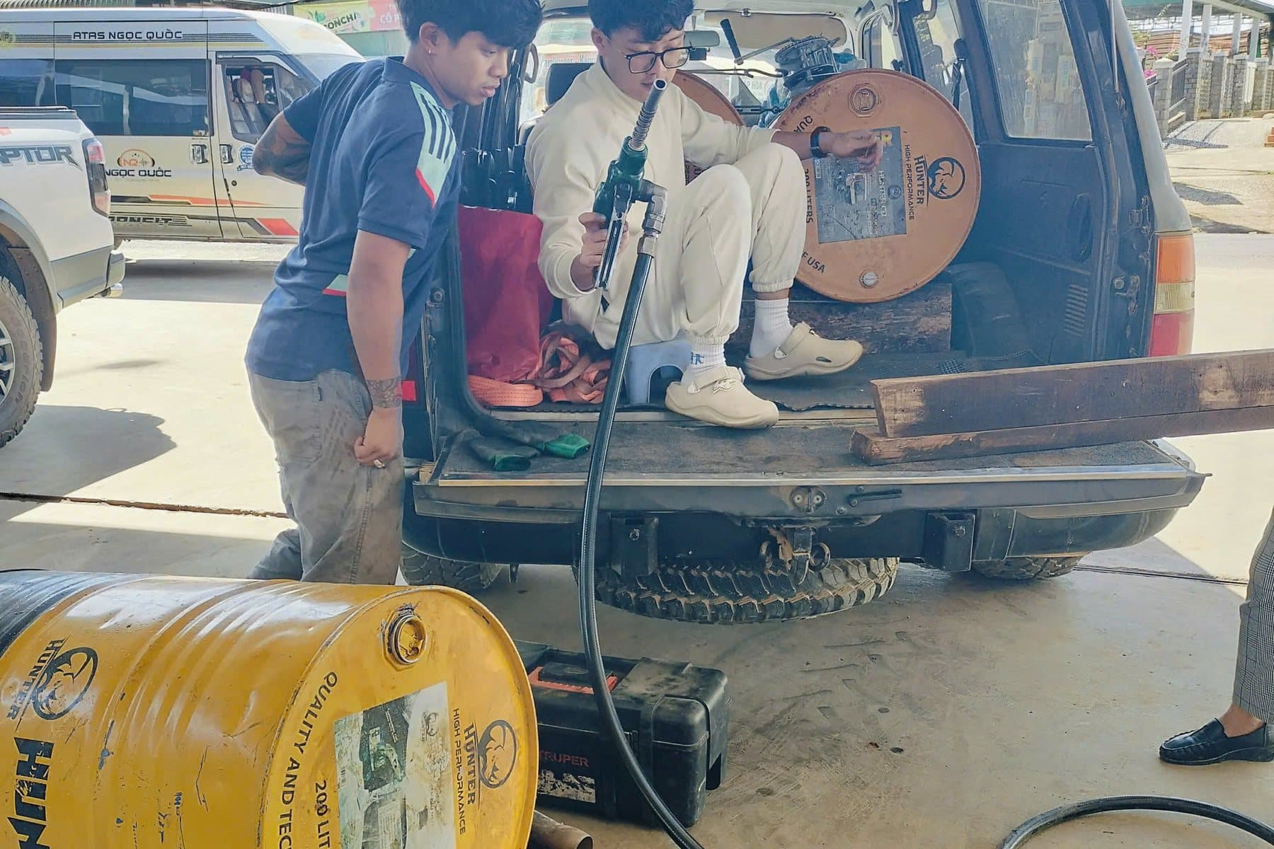 Đội ngũ Thanh Hoàng Petro giao nhiên liệu bằng phuy