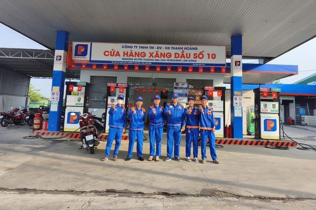 Đội ngũ nhân viên trước Cửa hàng xăng dầu số 10 của Thanh Hoàng Petro